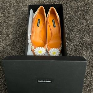 Dolce & Gabbana (D&G) floral embroidered orange pump
